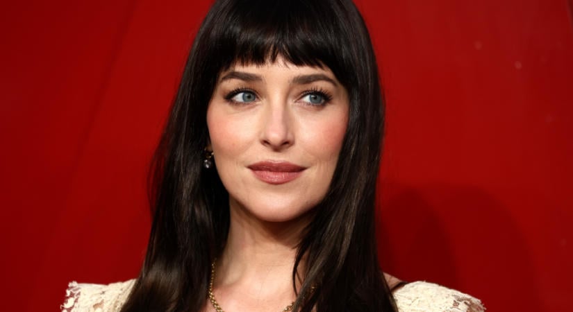 Dakota Johnson megint elkápráztat: ebben a merész, flitteres Valentino ruhában ragyogott Londonban