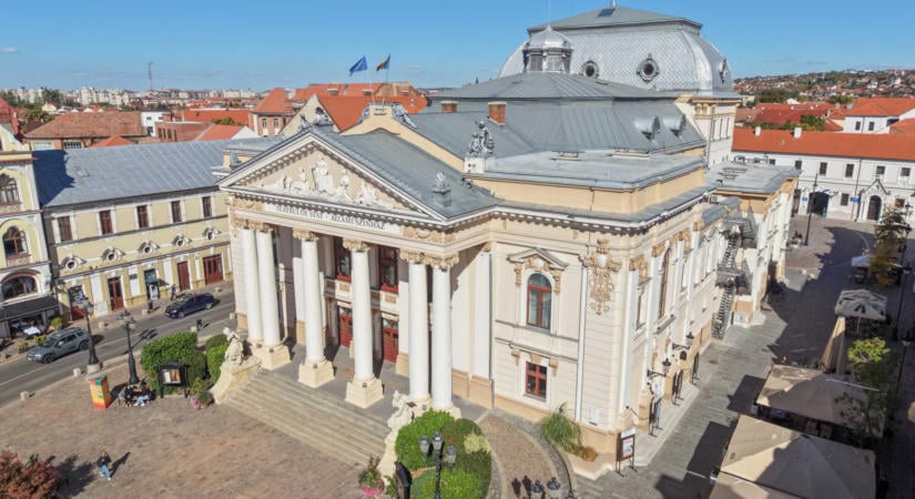 Tatarozták a nagyváradi színház homlokzatát