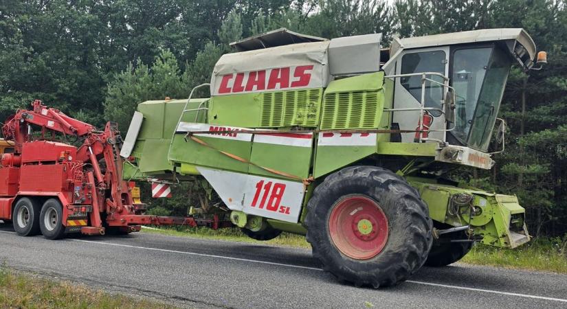 Lenyűgöző képek az árokba borult kombájn mentéséről (galéria)