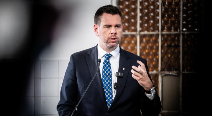 „Őszinte híve” – így kellett Orbán Viktornak levelet írni Lázár János minisztériumában