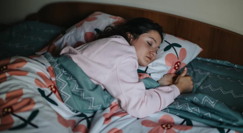 Döbbenetes: Ezt az 1 egyszerű dolgot tedd a párnád alá, és azonnal vége az alvászavaroknak!