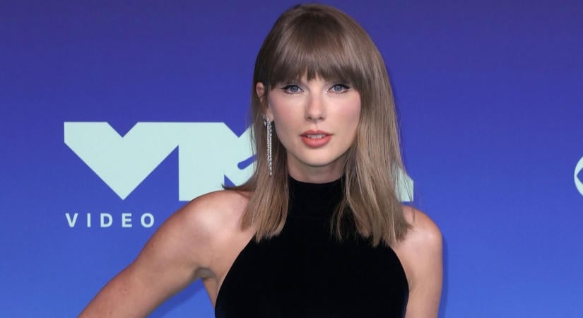 Merész dekoltázsok és ragyogó ruhák: ezek a sztárok vitték el a show-t az MTV VMA vörös szőnyegén