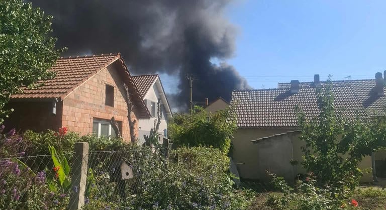 Hatalmas tűz tombol Szegeden, robbanásokat hallani, mobil labort is riasztottak