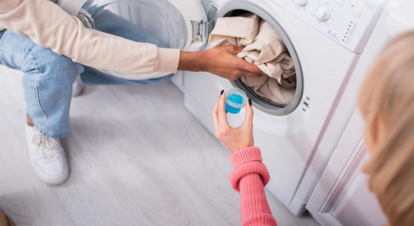 A Loupe és a Persil rendhagyó színházi akcióval áll ki az otthoni egyenlőség mellett