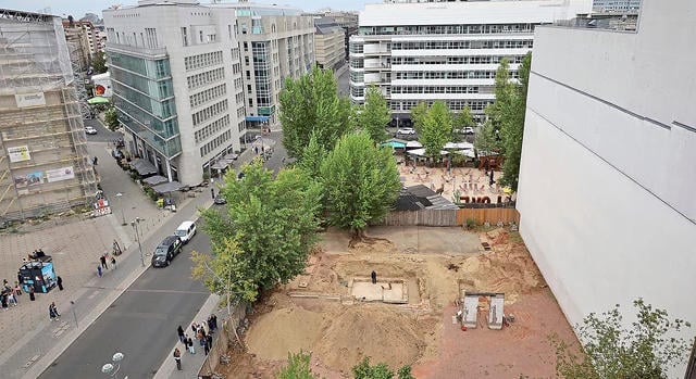 Befejezték a munkát a régészek a berlini Checkpoint Charlie-nál