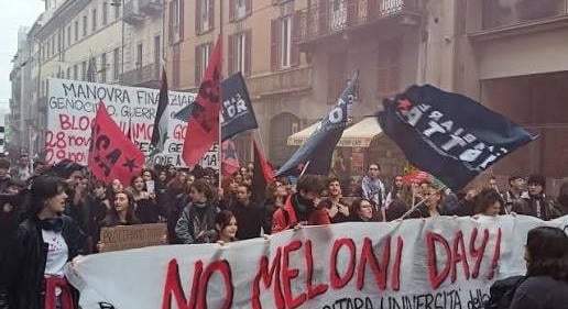 Füstbombákkal ostromolták a minisztériumot, Palesztinát éltették, amerikai és izraeli zászlókat égettek a diáktünetők Rómában