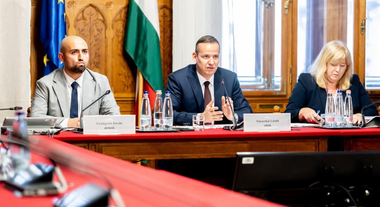 Itt a névsor, két volt minisztert és több korábbi vezetőt is beidéznek a vizsgálóbizottság elé