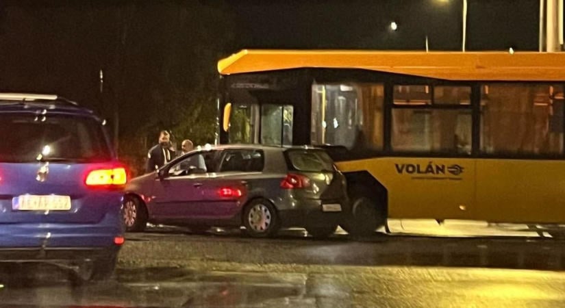 Rendkívüli: távolsági busznak csapódott egy autó Kaposváron