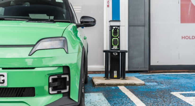 Elszabadultak az üzemanyagárak a világban: dollármilliárdokat spórolnak az elektromos autók