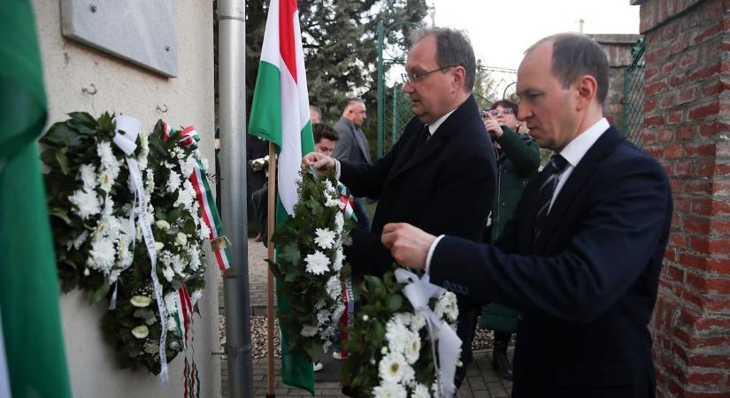 A kommunizmus áldozataira emlékeztek Pécsen, Kovács Béla patacsi szülőházában – GALÉRIA