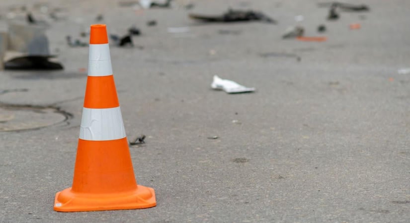 Szalagkorlátnak hajtott egy busz az M5-ön, torlódásra kell számítani