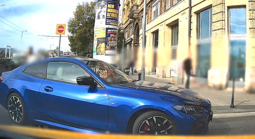 Kiszállt a BMW-ből, és nekiesett a szabályosan közlekedő a taxisnak