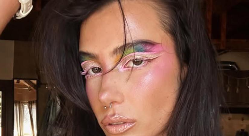 Szivárványos make-uppal ünnepli a Pride-ot Tóth Andi