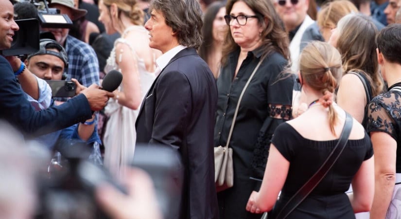 Tom Cruise ünnepel, közben hatalmas bukással indít a legújabb filmje