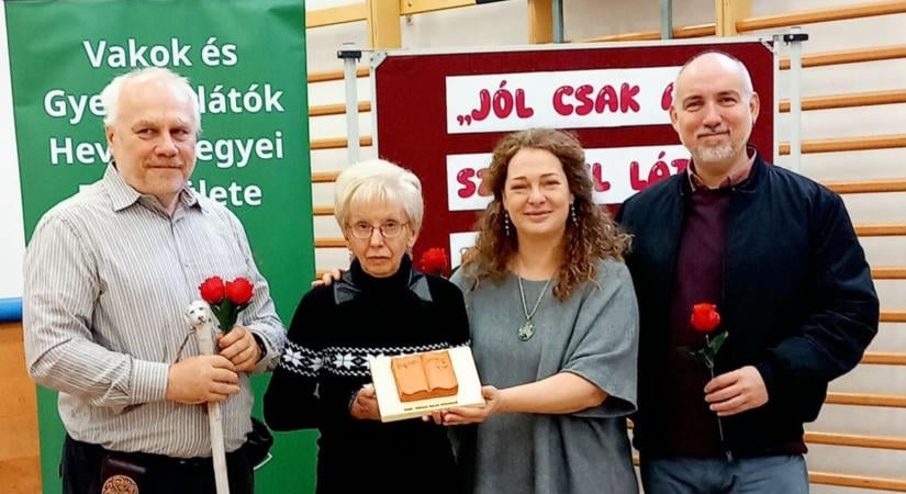 Először adták át a láthatatlan segítőiknek járó díjat a Heves megyei látássérültek