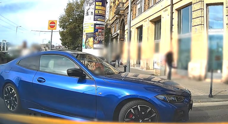 Kiszállt a BMW-ből, és nekiesett a szabályosan közlekedő a taxisnak – a kamera mindent rögzített