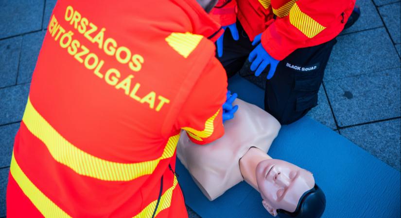 Szabadnapos orvos segített újraéleszteni egy férfit, aki a Széll Kálmán téren esett össze