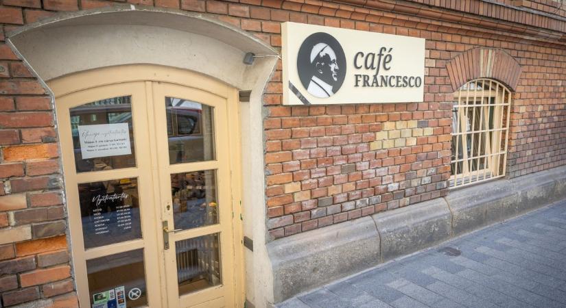 Egy belvárosi ajtó mögött őrzik Ferenc pápa titkát