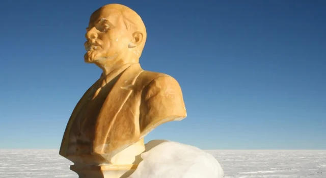 Lassan teljesen jégbe fagy az antarktiszi Lenin-szobor