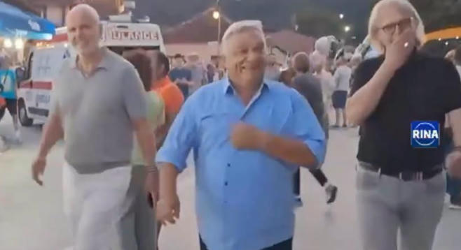 Orbán Viktor a Mol vezérigazgató-helyettesével és Hatvanpuszta főépítészével bukkant fel egy szerb fesztiválon