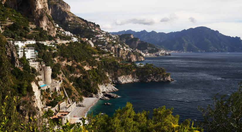 Az Amalfi-part egyik legeredetibb élménye ez a középkori sziklabástyához épült szálló