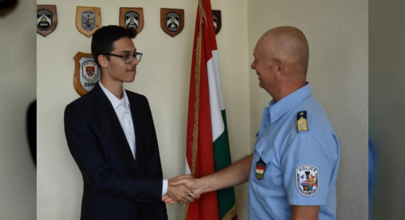 Ösztöndíjszerződést írt alá egy roma származású fiatal a Borsod-Abaúj-Zemplén Vármegyei Rendőr-főkapitánysággal
