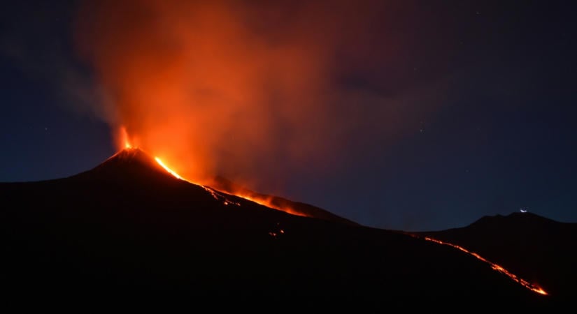 Kitört az Etna, teljesen leállt Szicília egyik legforgalmasabb repülőtere