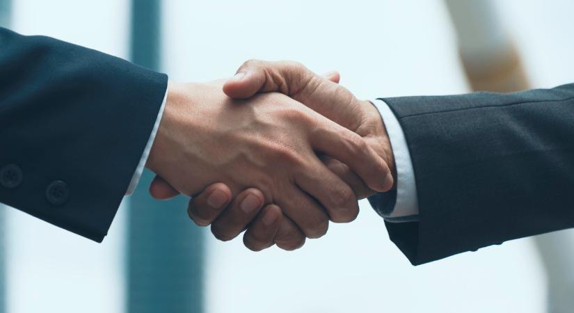 Belép a lengyel kötvénypiacra a Mol, miközben a NIS-vásárlás körül még mindig nagy a bizonytalanság – tőzsdei szakértő