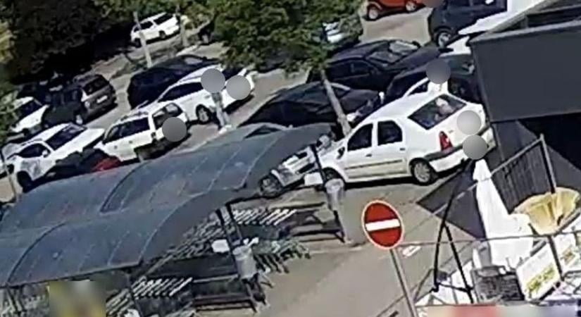 Gyorsan idegbe került az apuka a parkolóban, 200 ezres kárt okozott egyetlen ajtónyitással