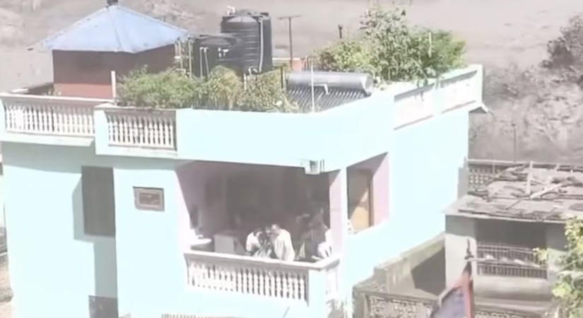 Karnyújtásnyira tőlük zúdult le a nepáli árvíz, míg ők az erkélyen nézték, kész csoda, hogy életben maradtak – videó