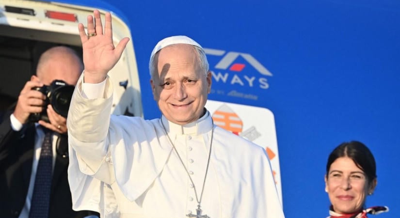 Magyar Péterrel találkozott a pápa, aztán elhagyta Rómát