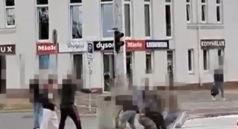 Tömegverekedés tört ki a zebrán egy szerelmi ügy miatt – videóra vették a brutális jelenetet Debrecenben