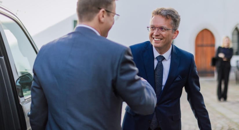 Felfüggesztették Hankó Balázs és Seszták Miklós mentelmi jogát