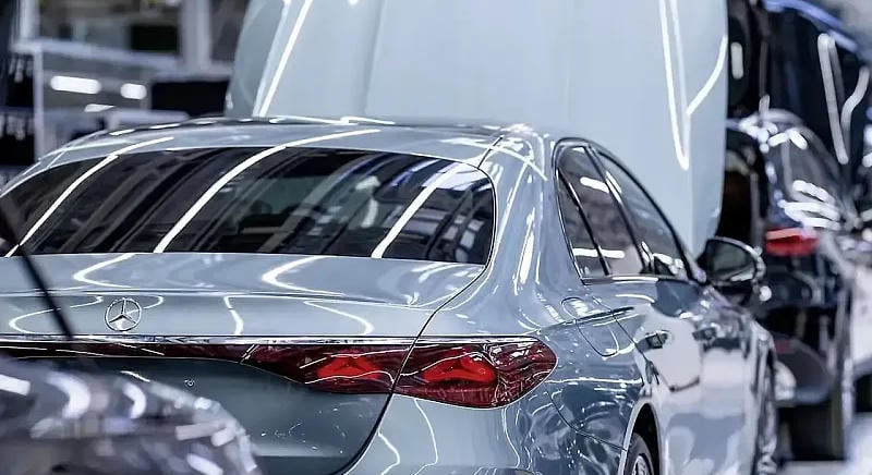 Alkatrészhiány miatt leállt a Mercedes luxusmodelljeinek gyártása