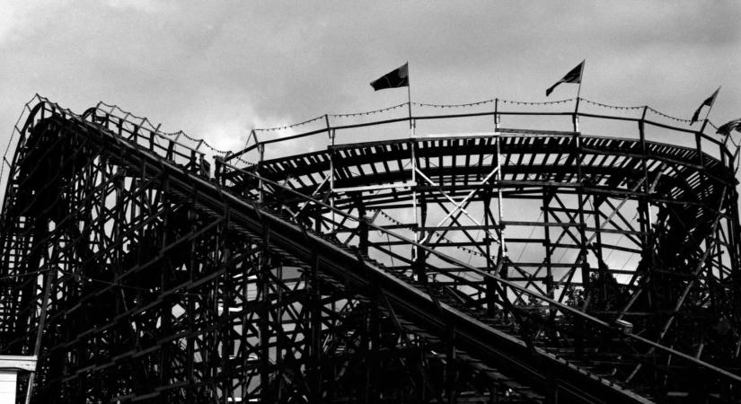 Horror a vidámparkban: ártatlan szórakozásnak indult, deréktól lefelé megbénult egy 28 éves lány
