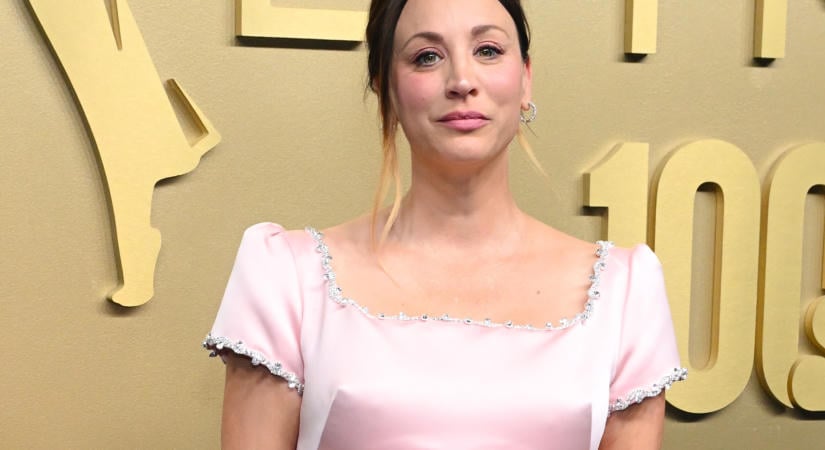 Kórházi ágyon, újszülöttjét ölelve mutatta meg magat az Agymenők sztárját – megérkezett Kaley Cuoco második babája
