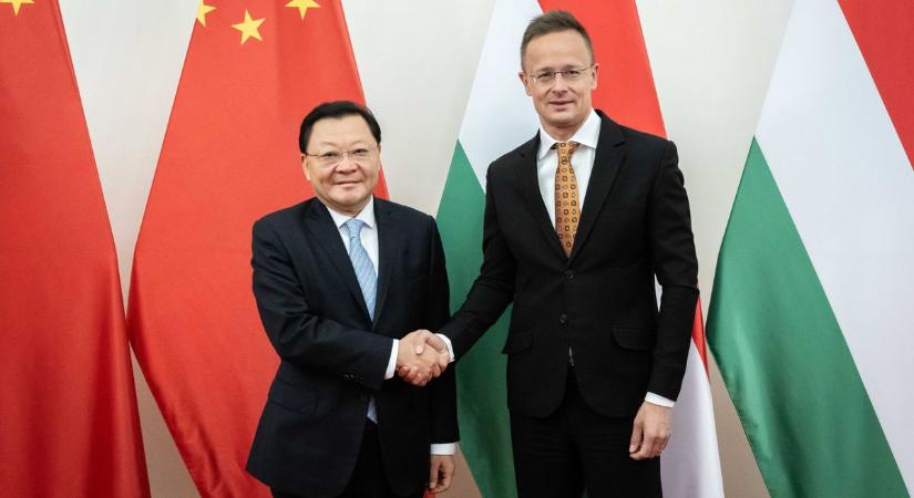 Szijjártó Pétertől hangos a kínai sajtó, különös összefüggésbe hozták a BYD-s kinevezését – "Így futott be a volt külügyminiszter a világ egyik legnagyobb autógyártójához"