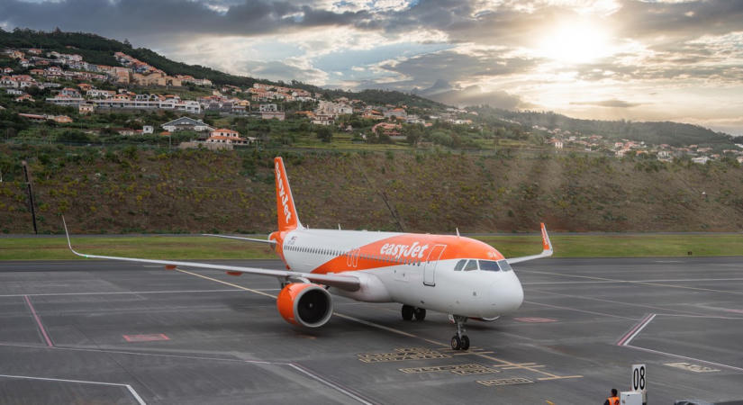 Rémálom a repülőn: kigyulladt az easyJet gépe, minden utast evakuáltak