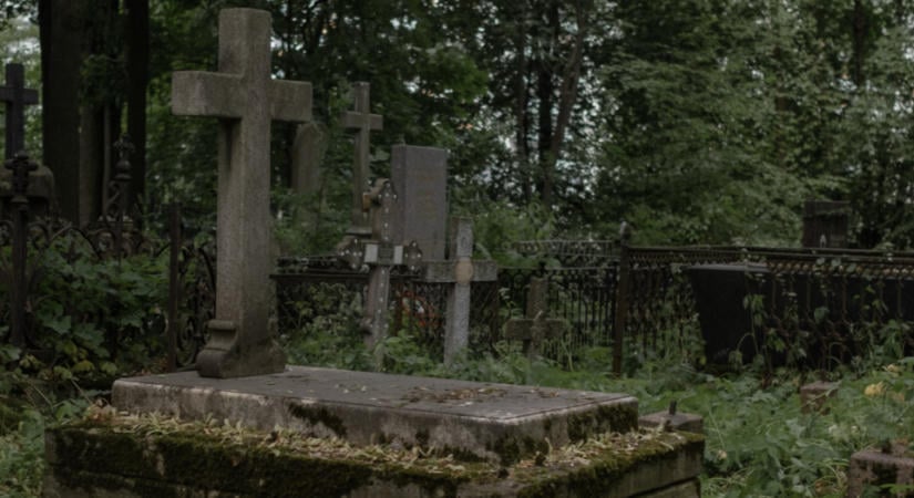 Ismét emberi maradványokat rejtő zsákokra bukkantak a temetőben