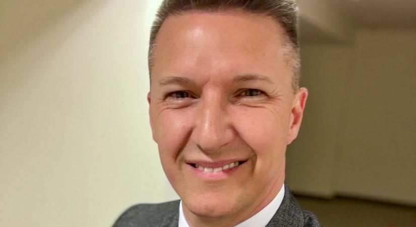 Sztárvilág: videóban elevenedik meg Gájer Bálint lakóautós kalandja...