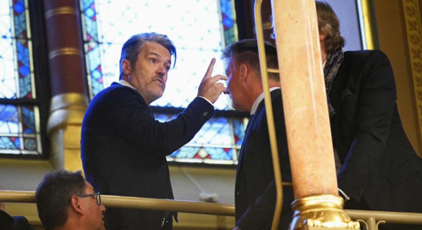Balog Zoltán már leadta visszavont diplomata-útlevelét, Habony Árpádnak még mindig nem sikerült