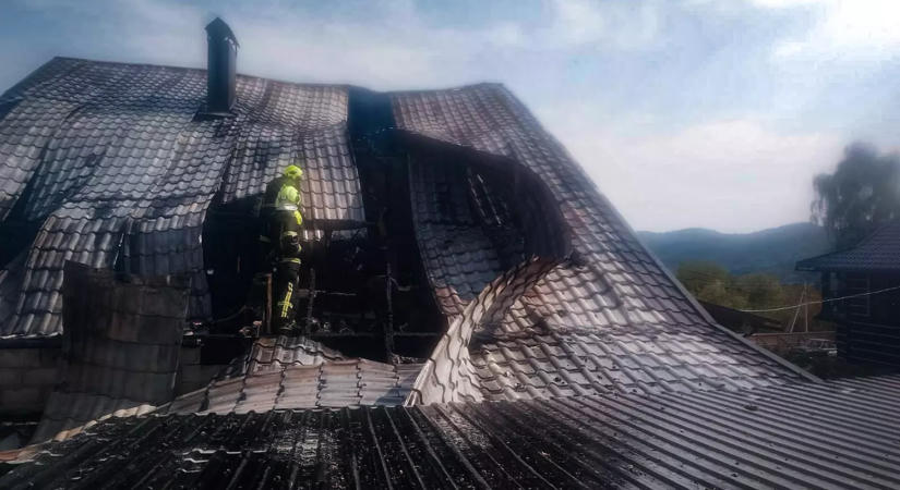 Tűz ütött ki egy lakóházban a Técsői járásban, a tulajdonos megsérült