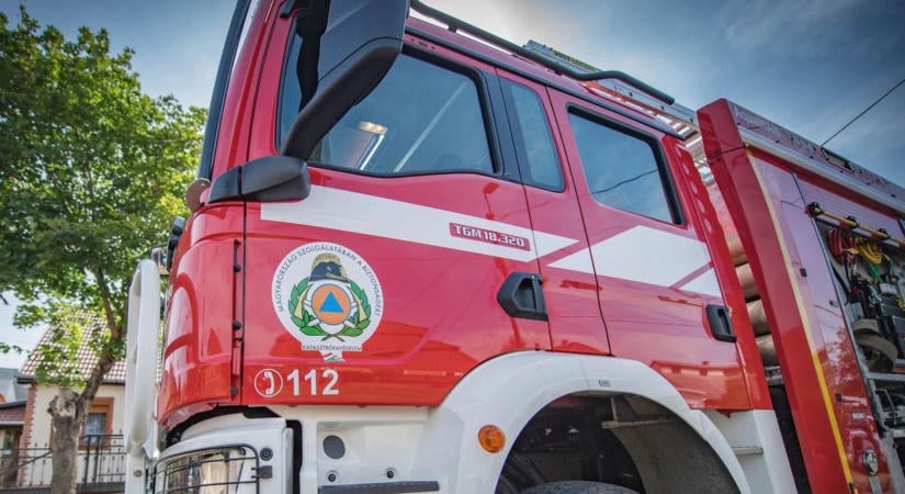 Kiszakad redőnytok lógott több emelet magasban Szombathelyen