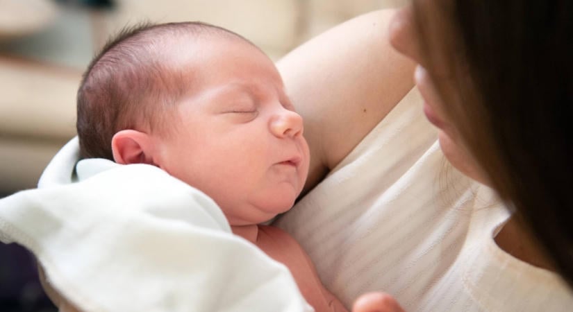 Mi kerül a cumisüvegbe? Meglepő eredményt hozott a babavizek ellenőrzése