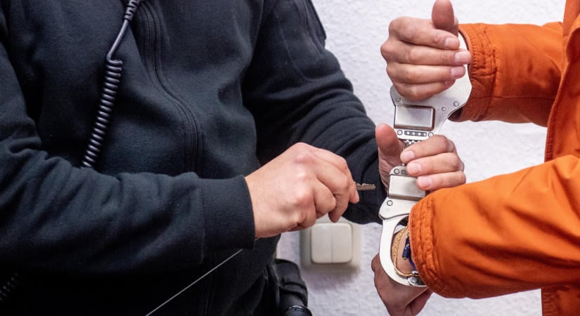 Elfogtak a rendőrök két román férfit, akik több mint 14 millió forint értékben loptak