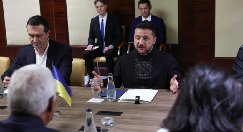 Zelenszkij elárulta, mikor állítaná le a csapásokat az orosz olajfinomítók ellen