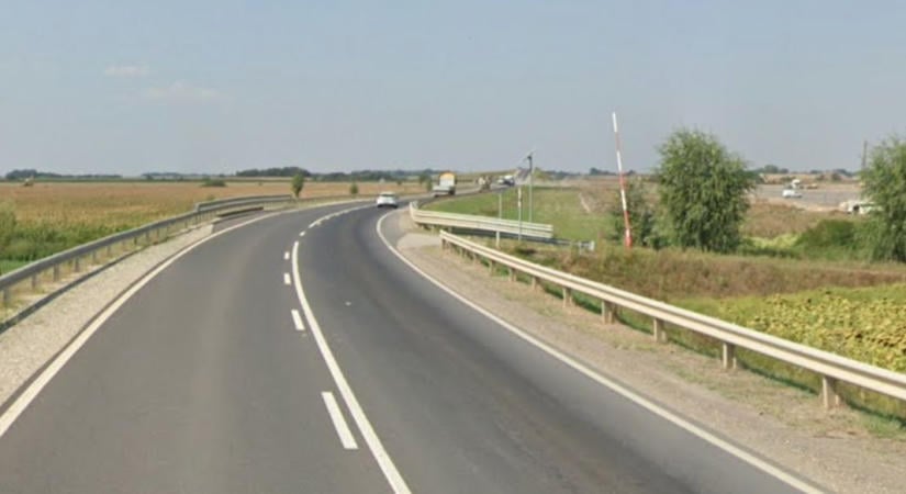 Baleset a 481-esen; gázolaj az úton
