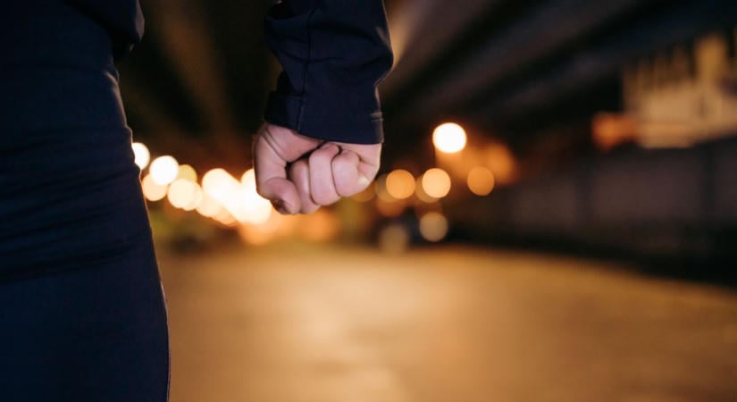 Konyhakést rántott, majd pénzt követelt idős ismerősétől a buszállomáson