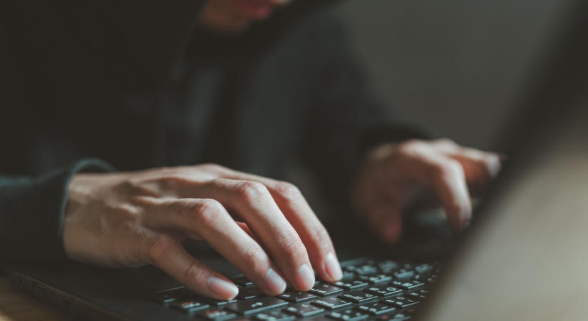146 millióval húzták le csalók az idős nőt