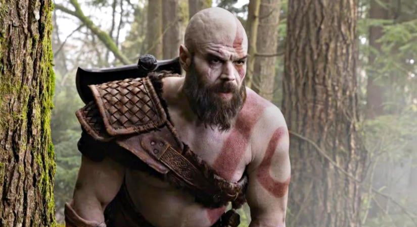 Csak hogy jobban fájjon: Ryan Hurst új képet osztott meg magáról Kratos-jelmezben a God of War-sorozat forgatásáról, amelyen sorsdöntő balesetet szenvedett